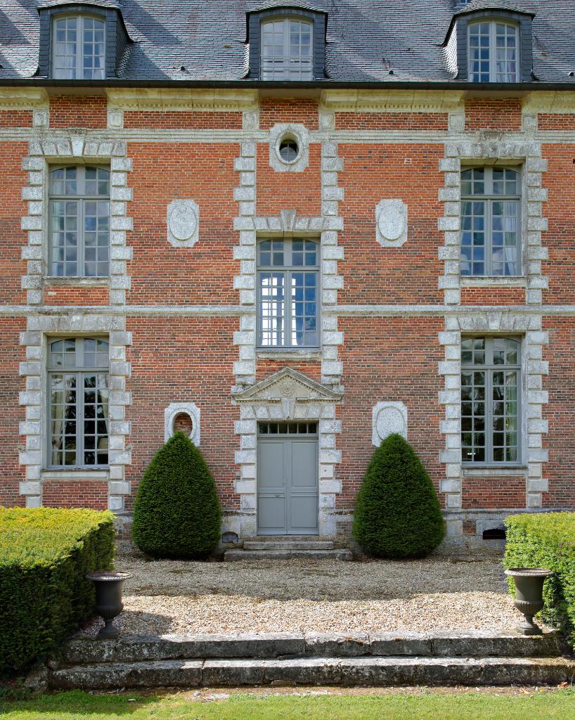 Façade nord, détail des travées centrales. 