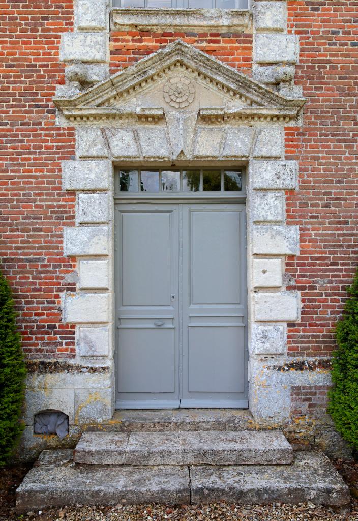 Façade nord, détail de la porte d'entrée. 