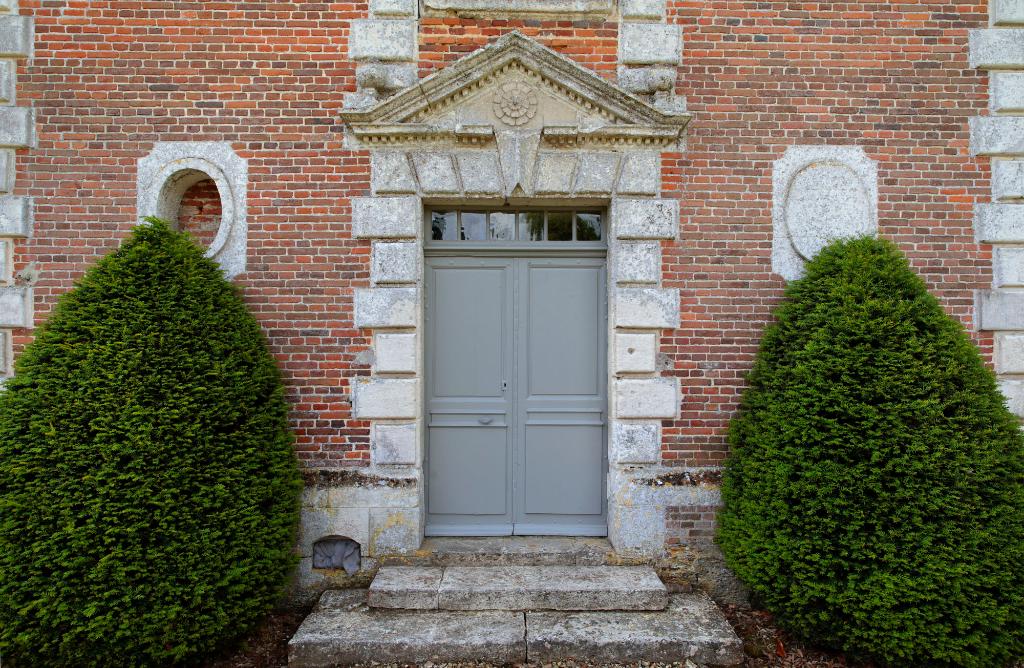 Façade sud, détail de la porte. 