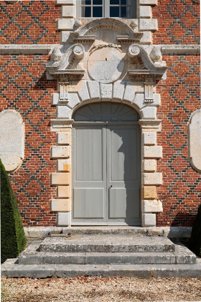 Façade sud, détail de la porte d'entrée. 