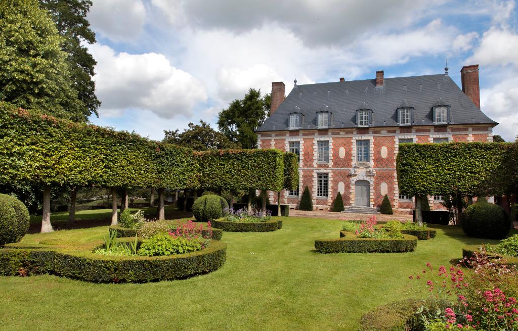 Vue rapprochée depuis le parterre sud. 
