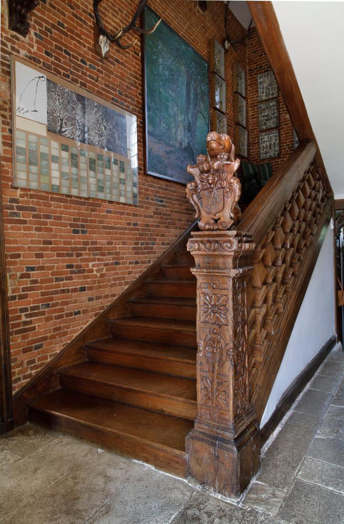 Départ de l'escalier en rez-de-chaussée. 
