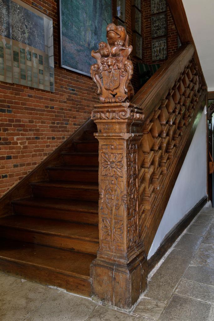Escalier, vue rapprochée du poteau de départ.
