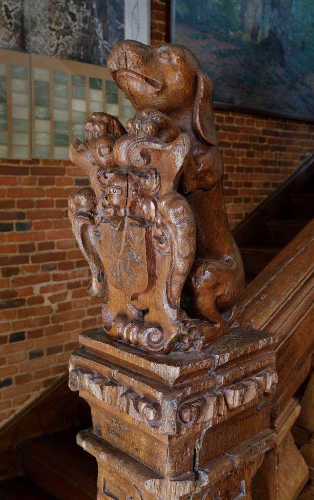 Escalier, détail des éléments sculptés du poteau de départ.