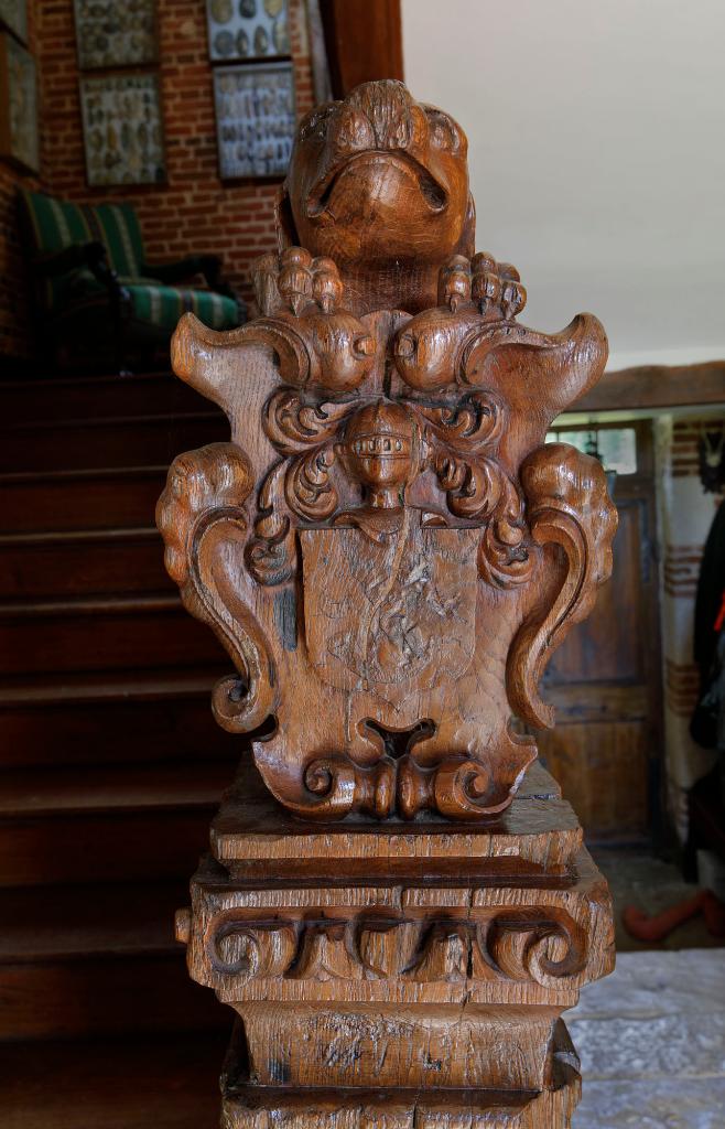 Escalier, détail des éléments sculptés du poteau de départ.