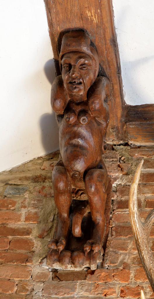 Plafond de la cage d'escalier, culot sculpté.