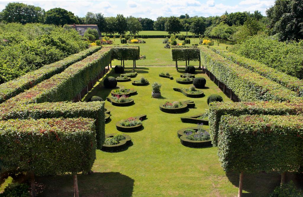 Bosquets taillés à l'avant du château.- Vue depuis l'étage du château. 