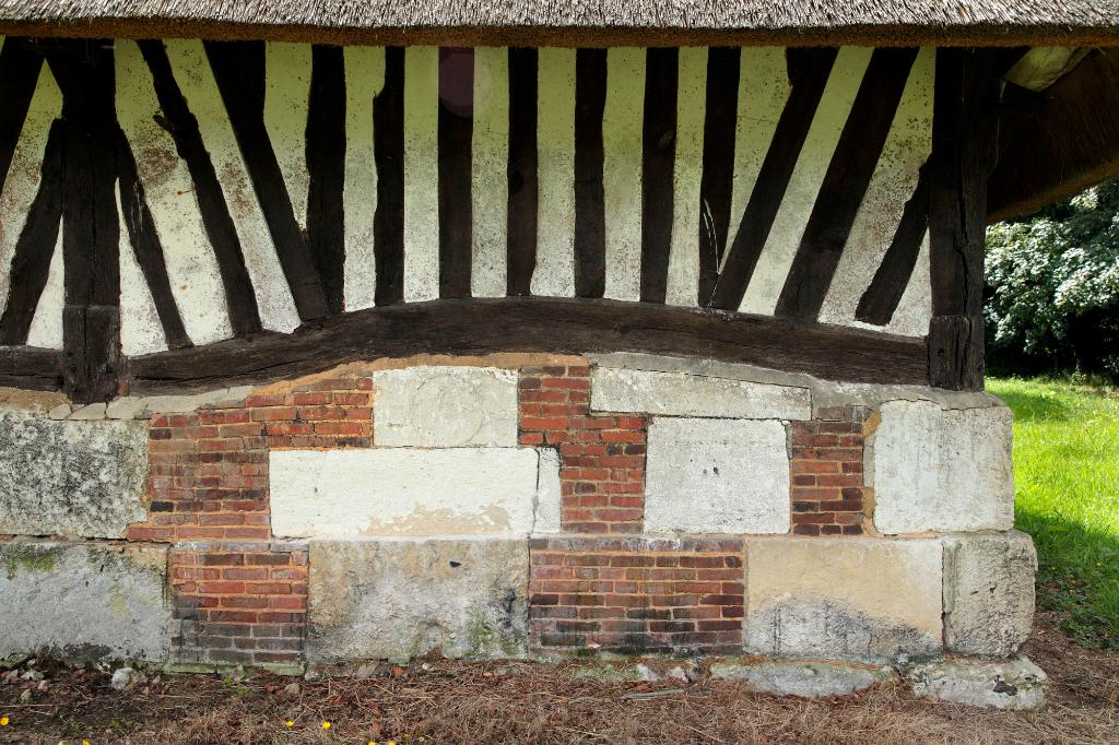 Grange ouest, détail du soubassement. 
