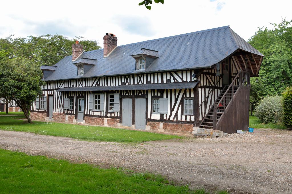Logis, angle sud-est. 