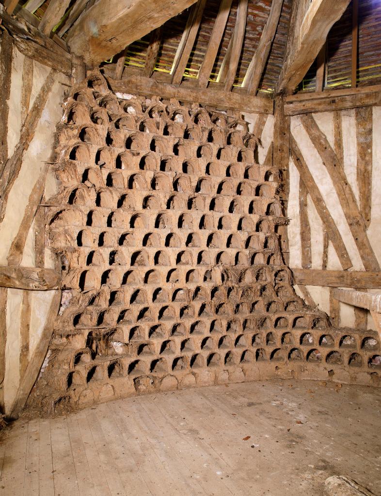 Vue intérieure, détail des boulins en terre crue. 