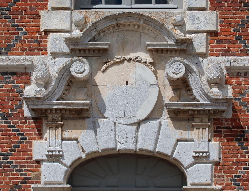 Façade sud, détail du fronton surmontant la porte. 