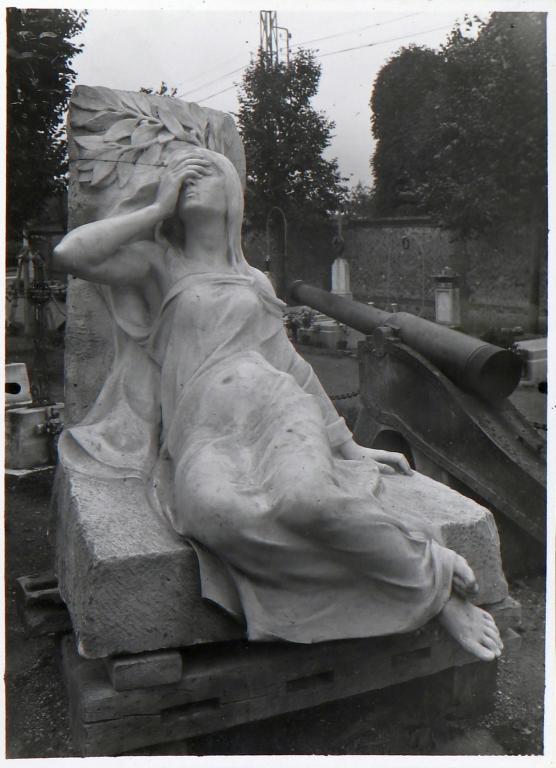 La statue, photographiée lors des travaux de remaniement du carré militaire, vers 1969-1970. (AM Evreux).