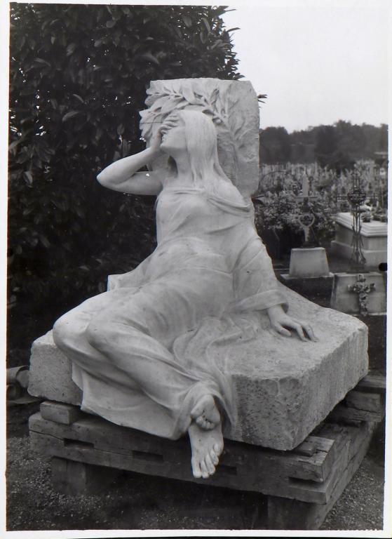 La statue, photographiée lors des travaux de remaniement du carré militaire, vers 1969-1970. (AM Evreux).