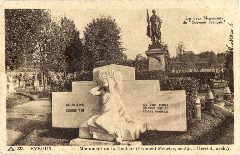 "223 EVREUX . Les deux Monuments du ""Souvenir Français "" Monument de la Douleur (Froment-Meurice sculpt. ; Herriot arch.).- Carte postale, s.d. [vers 1936], CAP éditeur. (AM Evreux)."