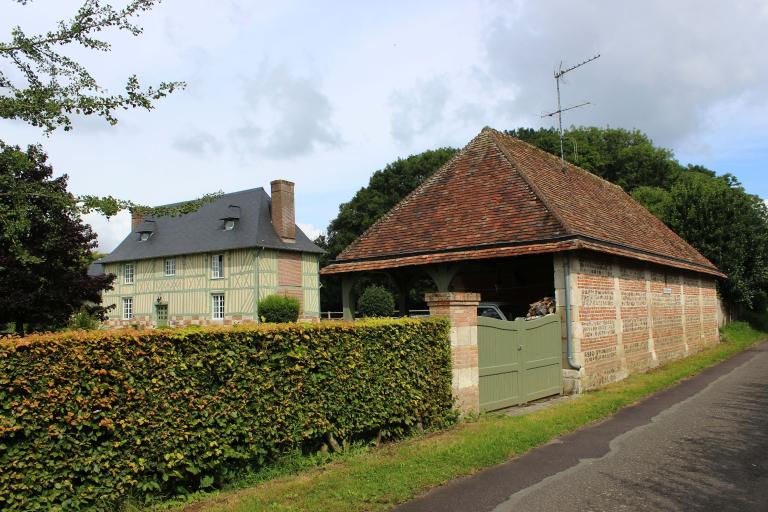 Vue d'ensemble depuis la rue. 