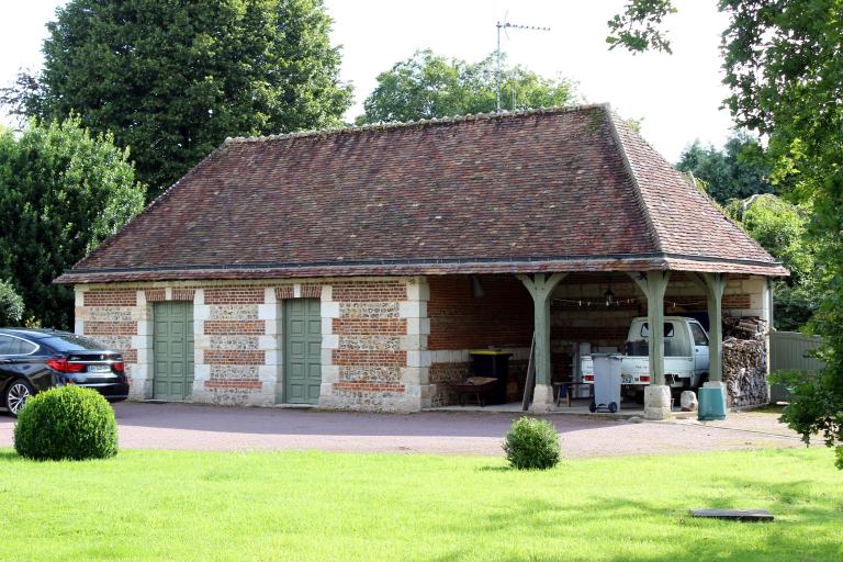 Ecurie et charretterie construites en 1861, vue depuis la cour. 