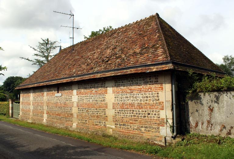 Ecurie et charretterie, vue depuis la rue. 