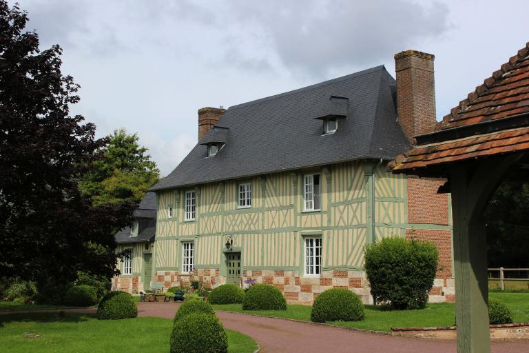 Logis, vue depuis la charretterie. 