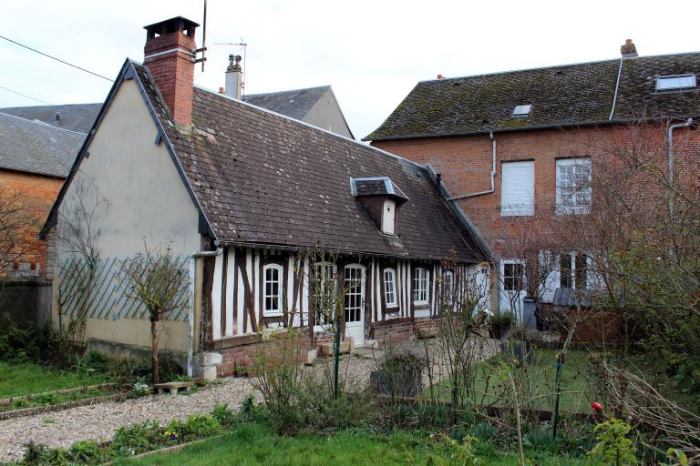 Longère en arrière-cour, rue du fond des Romains. 