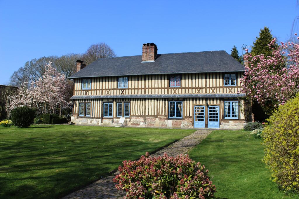 Logis, vue depuis le jardin.