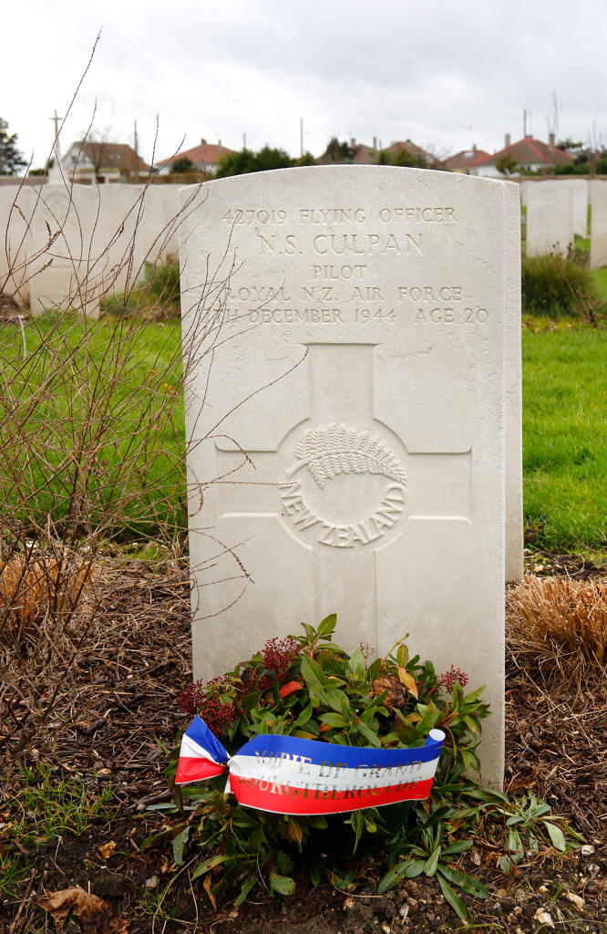 Tombe d'un membre d'équipage tombé le 17 décembre 1944, vue d'ensemble.