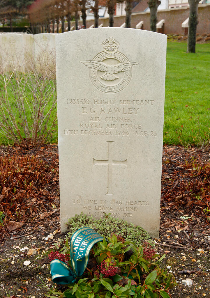 Tombe d'un membre d'équipage tombé le 17 décembre 1944, vue d'ensemble.