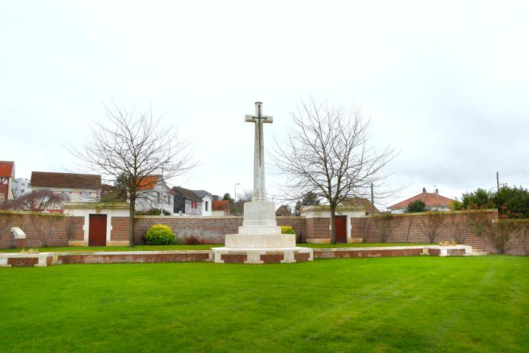 Croix du Sacrifice, vue d'ensemble depuis le nord-est.