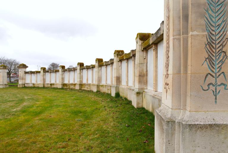 Mur-stèle, section ouest vue depuis le nord-est.