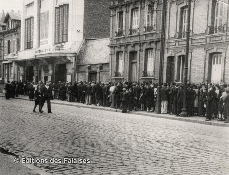Queue devant le Normandy.- Photographie, années 1940 (Collection Editions des Falaises).