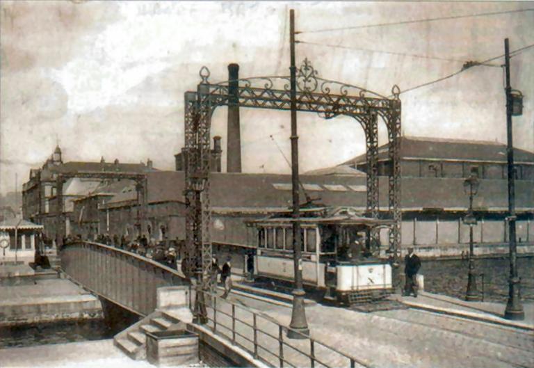 Tramway sur le pont des Docks [3e réseau, ligne l'Eure-Sanvic].- Photographie, Imprimeur Lévy, Paris, début XXe siècle (Collection Benoist).