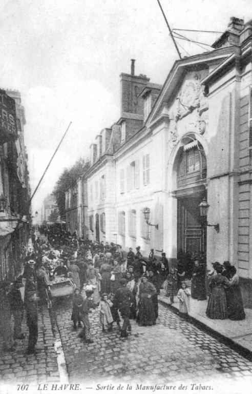 Sortie de la Manufacture des Tabacs.- Carte postale, début XXe siècle (Coll. part.).