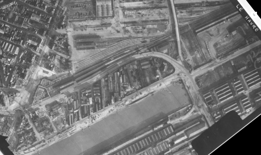 Emprise de la gare ferroviaire.- Orthophotographie, IGN,  01/10/1944 (MISSION C1710-0355_1944_US25-84_4032).