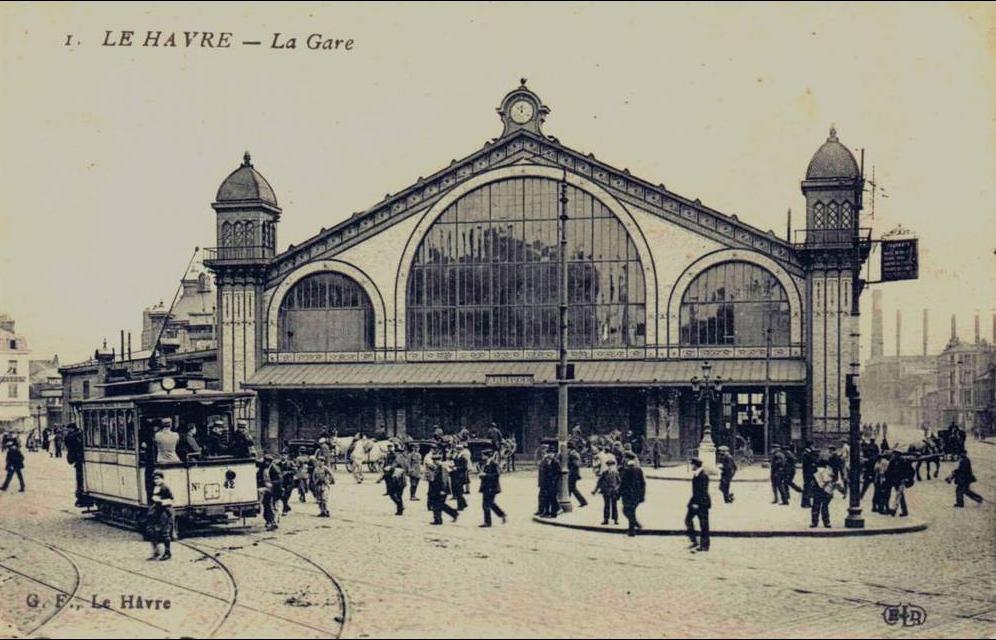 La Gare [à l'extrême droite, les cheminées de l'usine électrique].- Carte postale ELD. G.F. Le Havre, début XXe siècle (Coll. Part.).