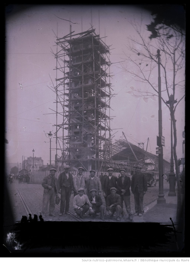 Construction du beffroi.- Photographie, 1932 (BM. Le Havre).