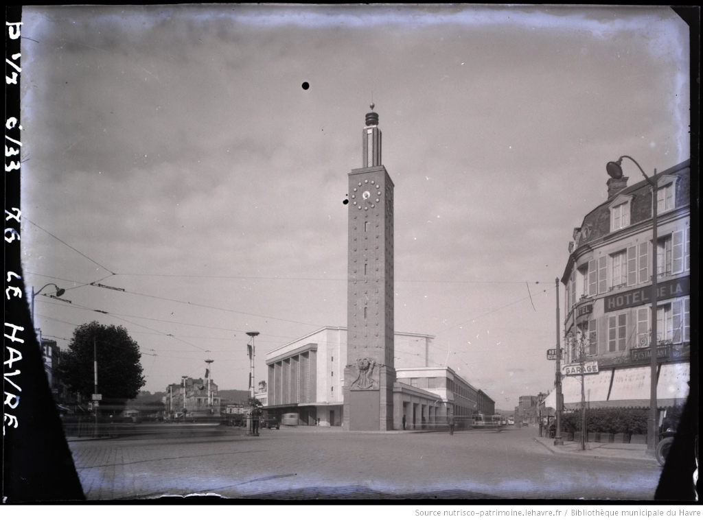 Le beffroi de la gare.- Photographie, par Marcel Maillard, 1933 (BM. Le Havre. Fonds Maillard).