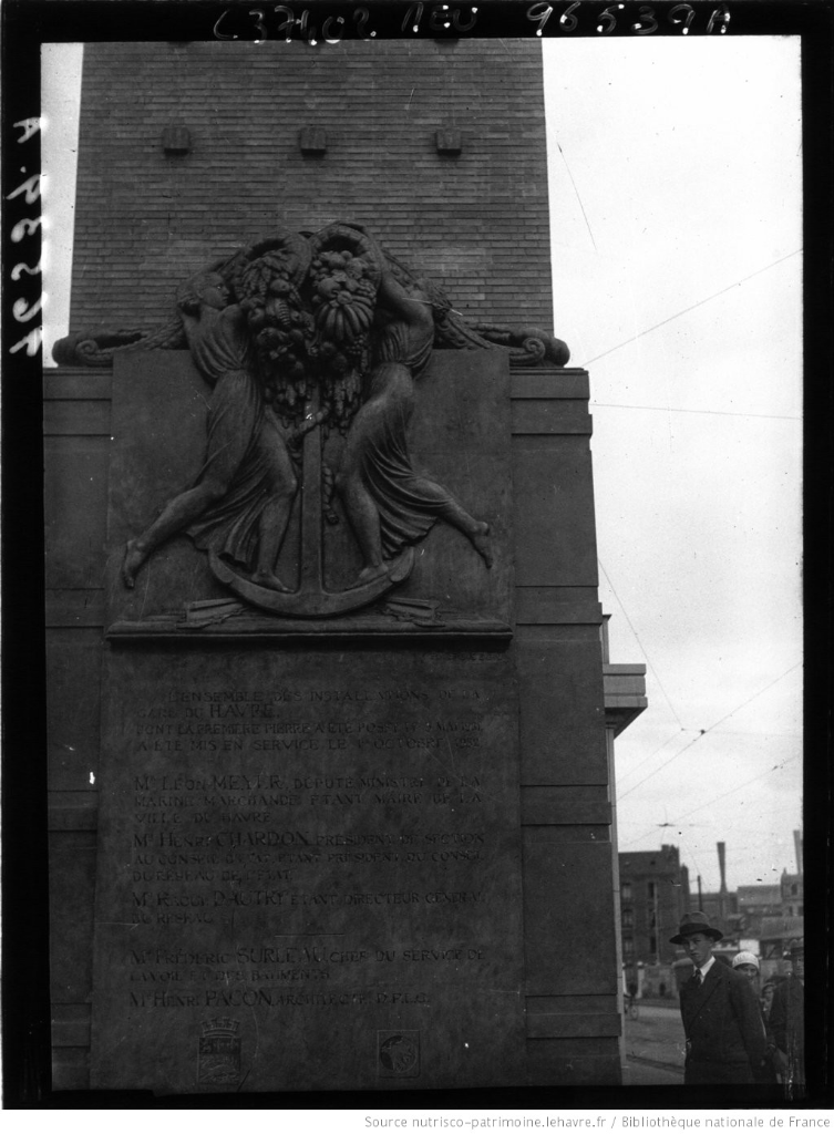 Beffroi, bas-relief.- Photographie, Agence Meurisse, 1932 (BNF)