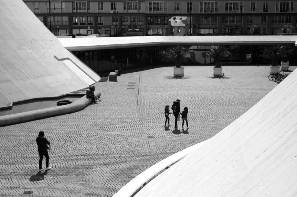 Esplanade Niemeyer, espace bas.- Photographie, tirée de : Le Volcan, évolution des usages/Inessa Hansch, 2021.