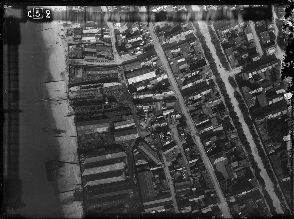 Vue aérienne [à gauche, les chantiers Augustin Normand].- Orthophotographie, 1919 (IGN).