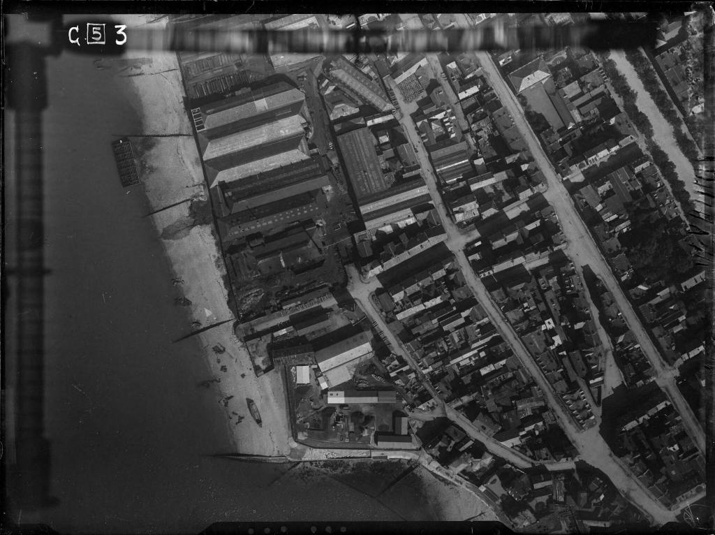 Vue aérienne [à gauche, les chantiers Augustin Normand].- Orthophotographie, 1919 (IGN).