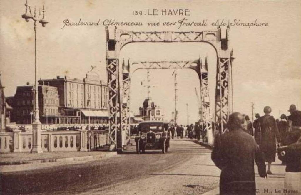 Boulevard Clemenceau vue vers Frascati et le sémaphore.- Carte postale, vers 1930 (Coll. part.).