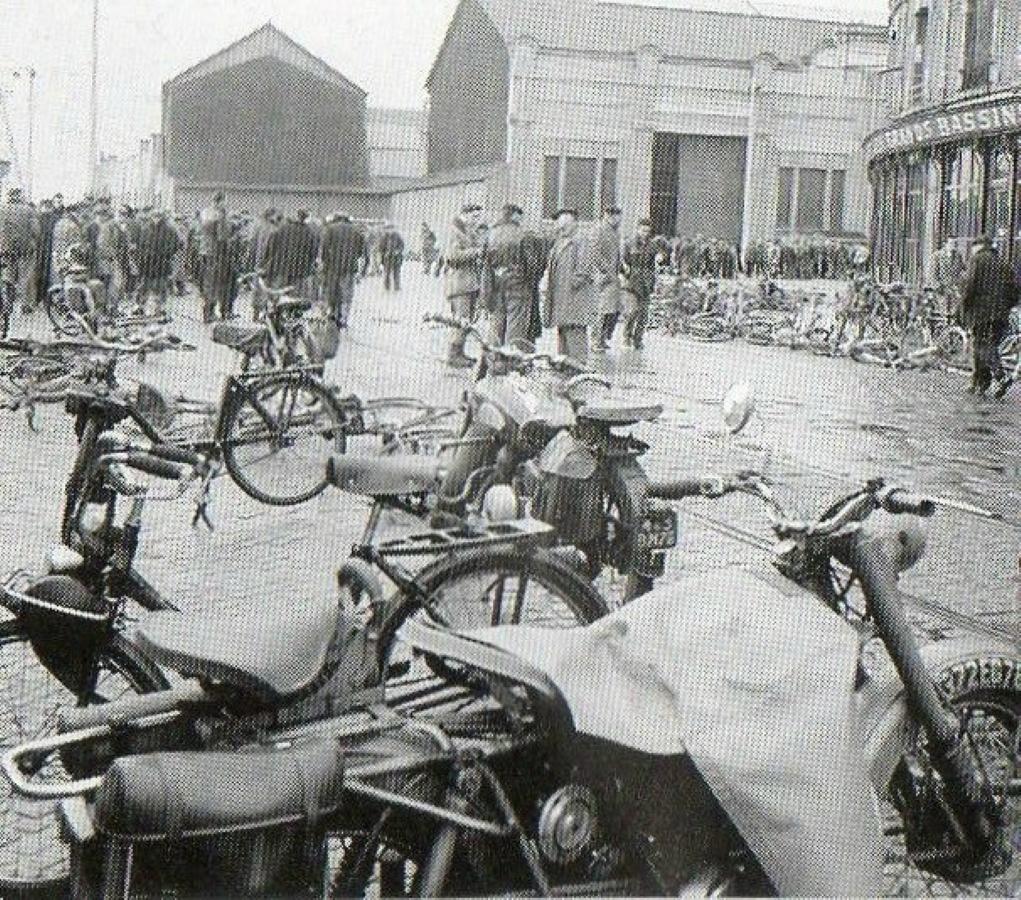 Le café des grands bassins et le Caillard dans le fond.- Photographie de presse, tirée de : Années 50/Lionel Rialand, 16 janvier 2014 (B.M. Le Havre).