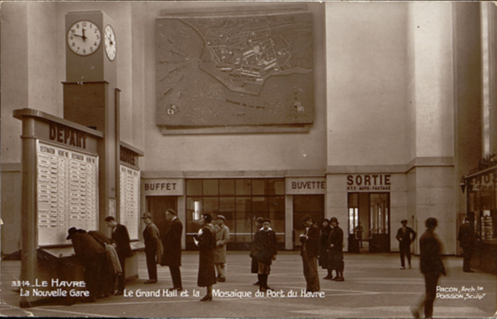 33-14. LE HAVRE. La nouvelle Gare. Intérieur du Grand Hall. Pacon architecte. Poisson sculpteur.- Carte postale, vers 1935.