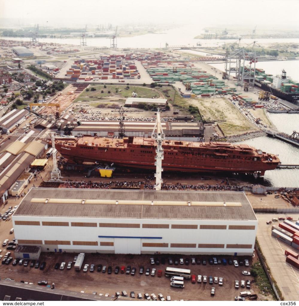 Vue des chantiers lors de la construction du paquebot à voiles Club Med 2.- Photographie aérienne, 1991 (A.D. Seine-Maritime).