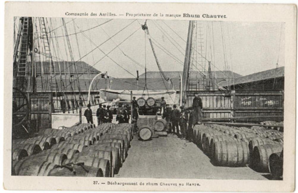 Déchargement du Rhum Chauvet au Havre.- carte postale, vers 1920 (Coll. part.). ; Déchargement du Rhum Chauvet au Havre.- carte postale, vers 1910 (Coll. part.).