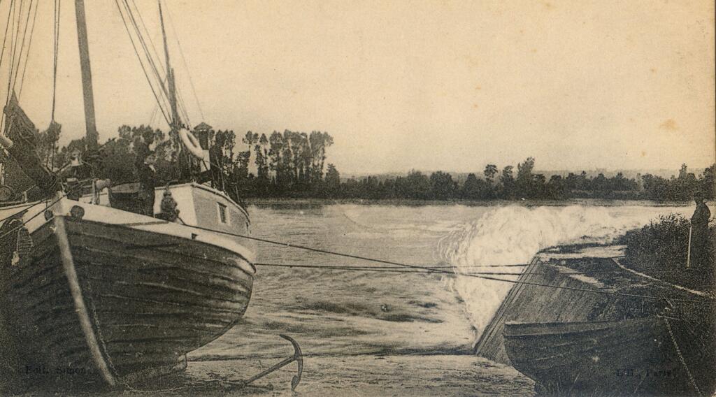 Aizier -  Bateau accostant au quai.- Carte postale, vers 1900 (commune d'Aizier).