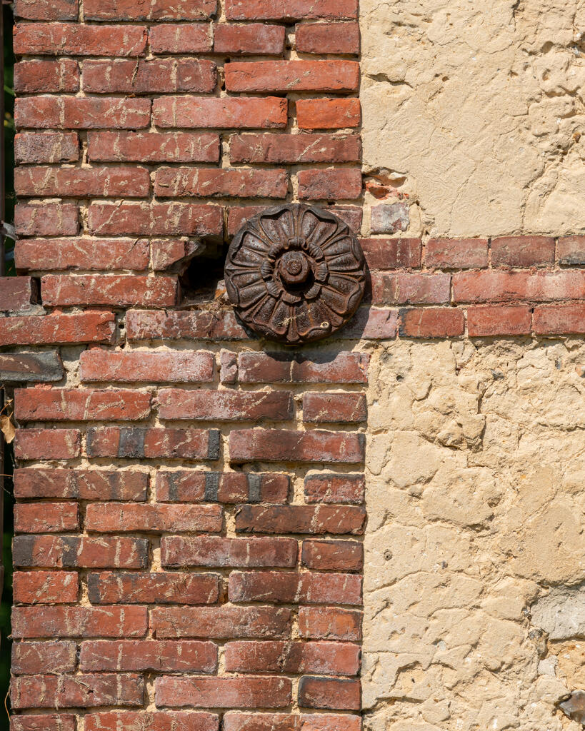 Atelier de la filature : détail de l'un des angles du bâtiments, matériaux et clé de tirant.