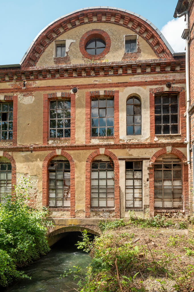 Atelier de filature et canal de fuite, vue de l'est.