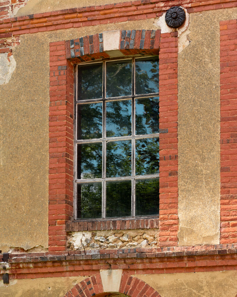 Atelier de filature, vue de l'est : détail d'une fenêtre du 1er étage.