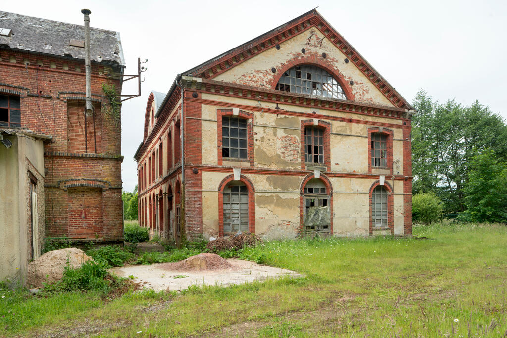 Atelier de la filature, vue du nord-est, atelier de la rubanerie à gauche.