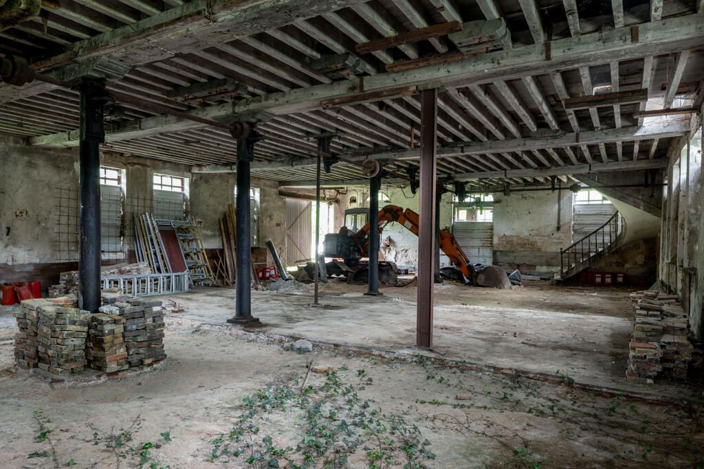 Atelier de la filature, vue intérieure : rez-de-chaussée, vue d'ensemble croisée.